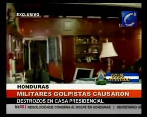 El presidente interino del país, Roberto Micheletti, impone el toque de queda