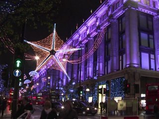 الأضواء في لندن تجذب الزوار وتوفر الطاقة