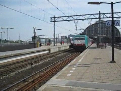 gare amsterdam 11 arrivée départ trains voyageurs couleur