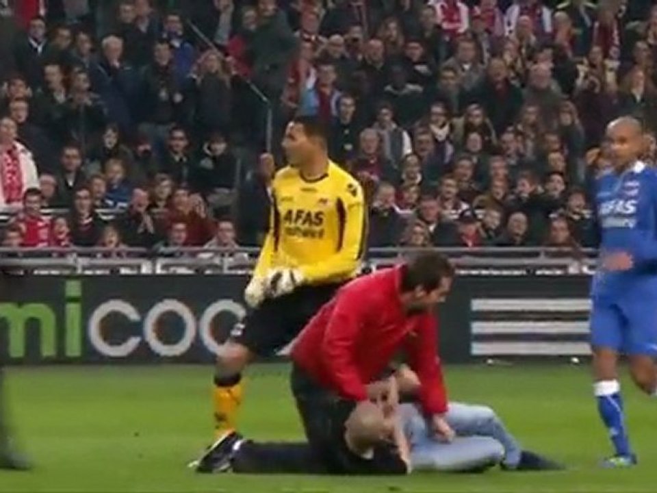Le gardien Esteban (AZ Alkmaar) se fait agresser par un supporter