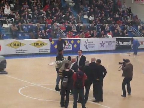 Mariama Signaté et Audrey Bruneau recoivent des fleurs lors de Paris Sélestat