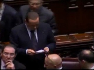 Italia: Arrivederci Roma: Berlusconi dimite, pero no se va...