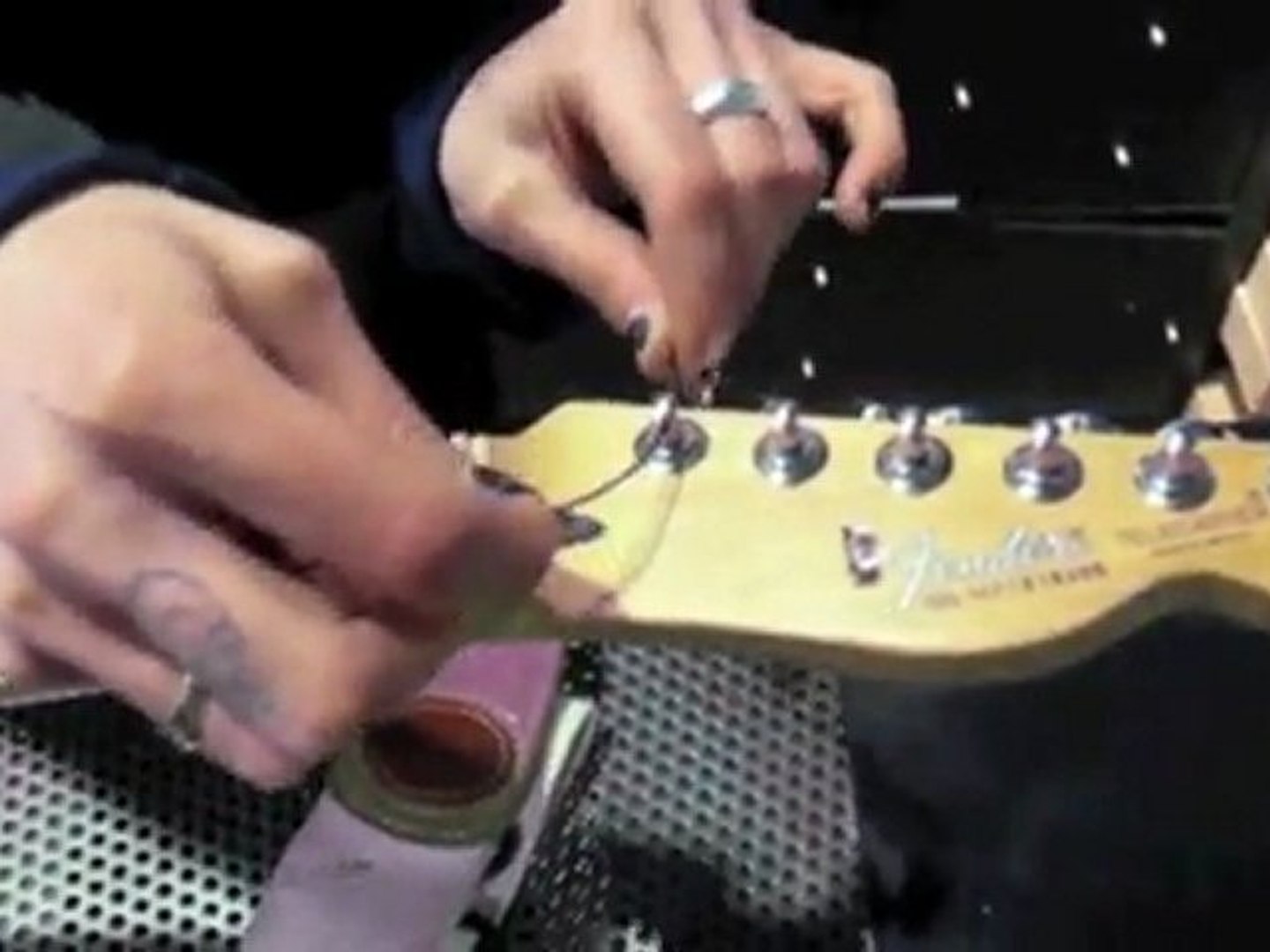 Comment changer ses cordes sur une guitare électrique - Vidéo Dailymotion