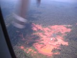 Survol de la forêt guyanaise en direction de Maripasoula, site d'orpaillage.