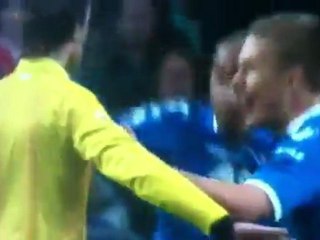 Le gardien d'Alkmaar s'en prend à un hooligan