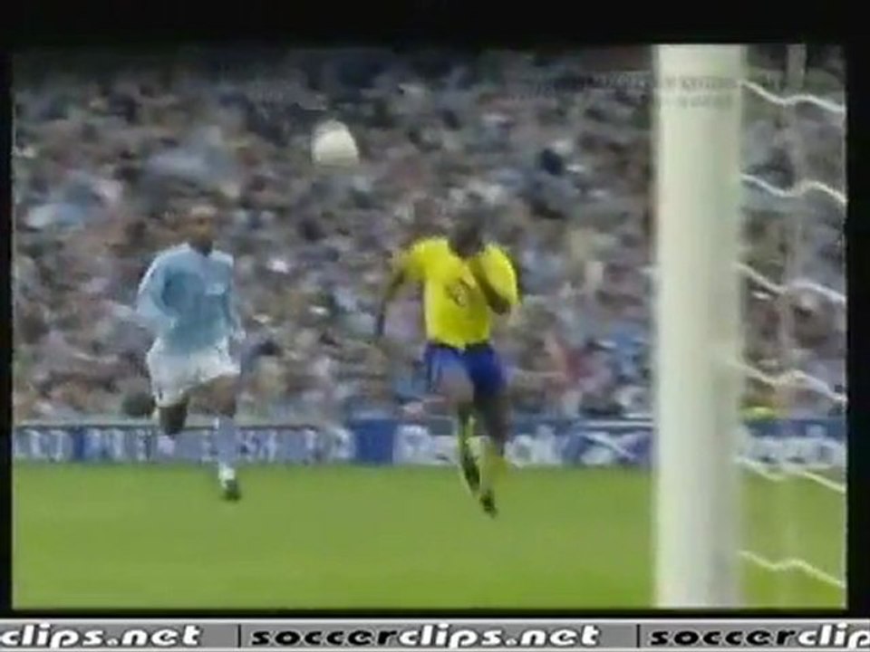 Lauren (Arsenal) dứt điểm thẳng về lưới nhà trước sự ngỡ ngàng của thủ môn Lehmann