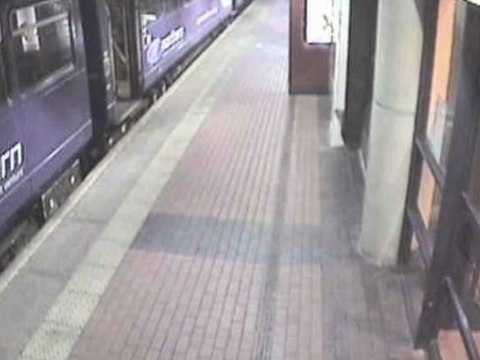 Une femme ivre tombe sous le train