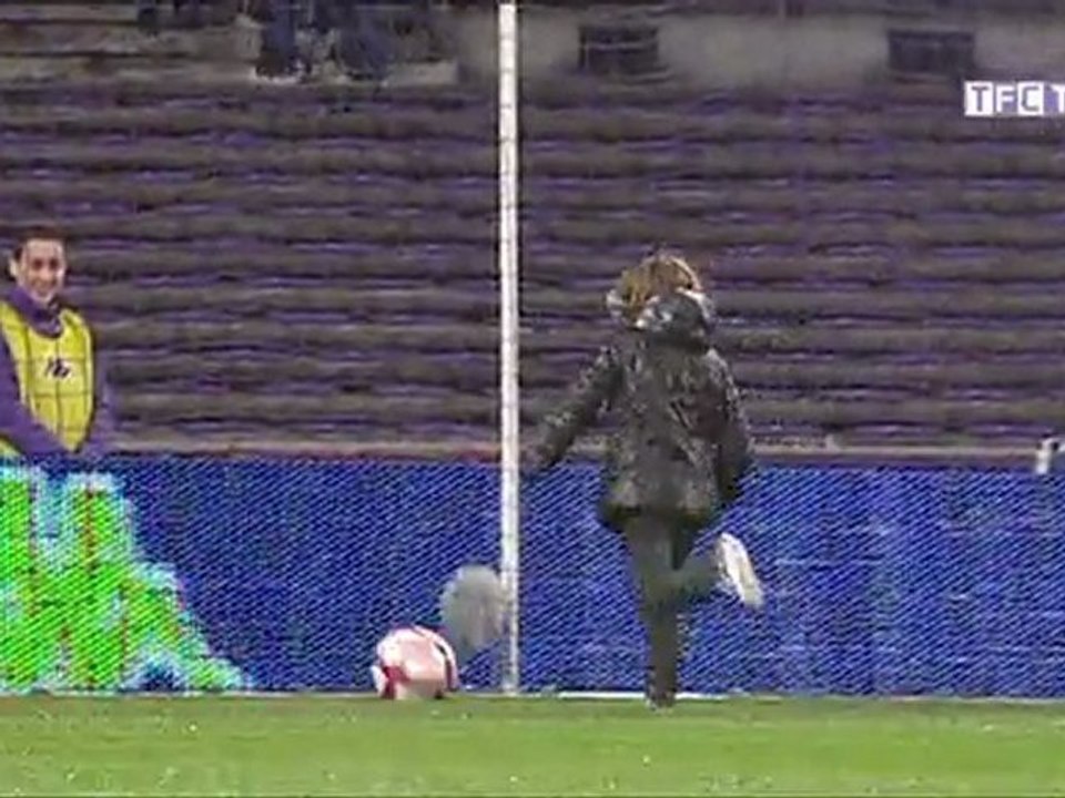 Alice donne le coup d'envoi de TFC-Brest, en so...