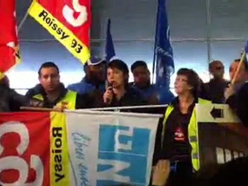 Nathalie Arthaud s’adresse aux grévistes Roissy