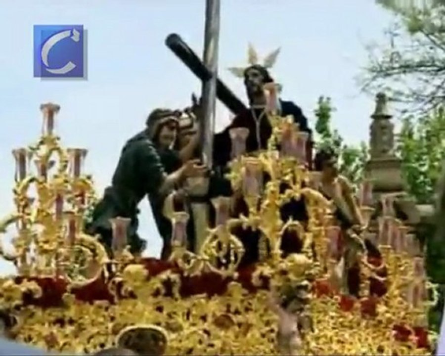 Las procesiones inundan las calles de penitentes