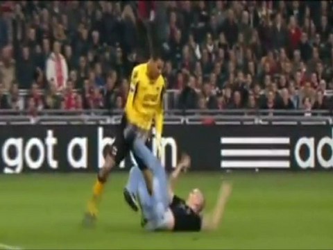 Le gardien de l'AZ Alkmaar corrige sévèrement un supporter venu l'agresser