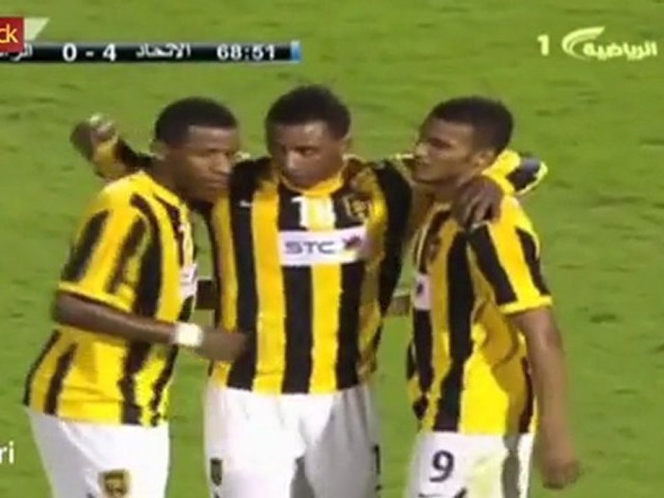 Jogador beija bumbum de companheiro em comemoração
