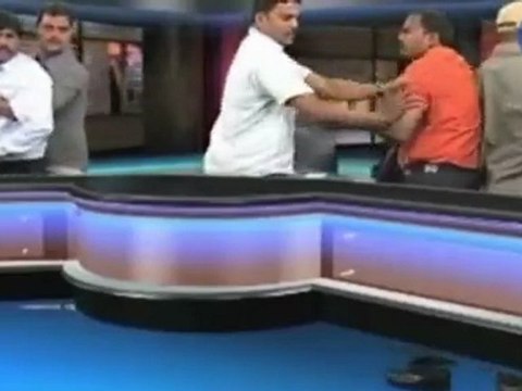 Pelea en directo: Dos líderes estudiantes llegan a las manos en la televisión