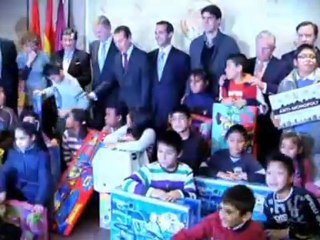 Deportes: Kaká apadrina la campaña "En Navidad, ningún niño sin juguete"