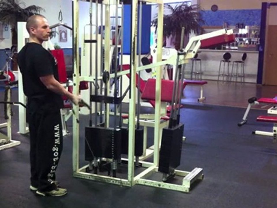 Muskelaufbau Übung für mehr Bizeps - Langhantelcurls am Kabelzug