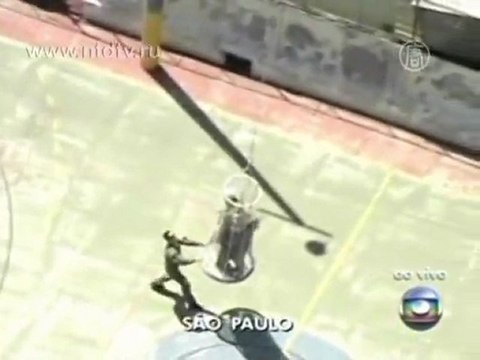 В бразильских трущобах пожар уничтожил сотни домов