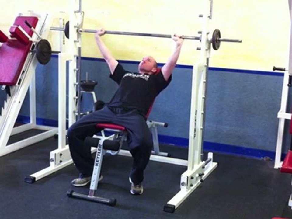 Brusttraining - Übung: schrägbankdrücken in der multipresse