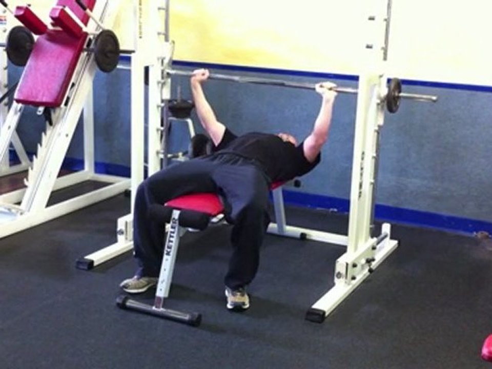 Brusttraining - Übung: Bankdrücken in der Multipresse