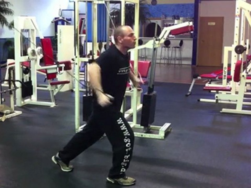 Brusttraining - Übung: Kabelzug über Kreuz