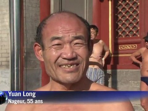 Les lacs gelés de Pékin attirent des nageurs givrés