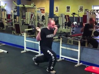 Übung für mehr Beinmuskeln - Ausfallschritte (Langhantel)