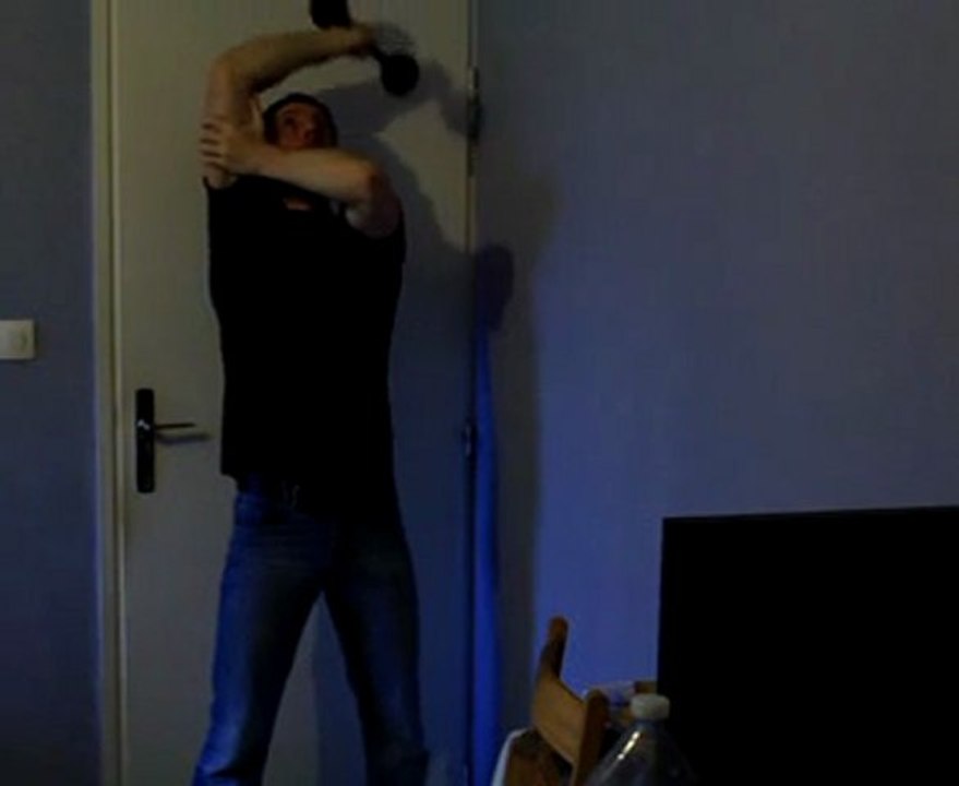 EN 4kgs contre porte et avant bras face a la ttee