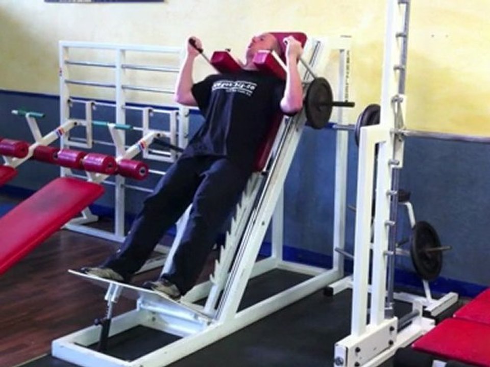 Übung für mehr Beinmuskeln - Hacken-Schmidt-Kniebeugen in der Maschine