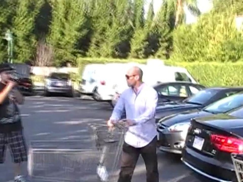 Jason Statham est agressif pendant qu'il fait ses courses