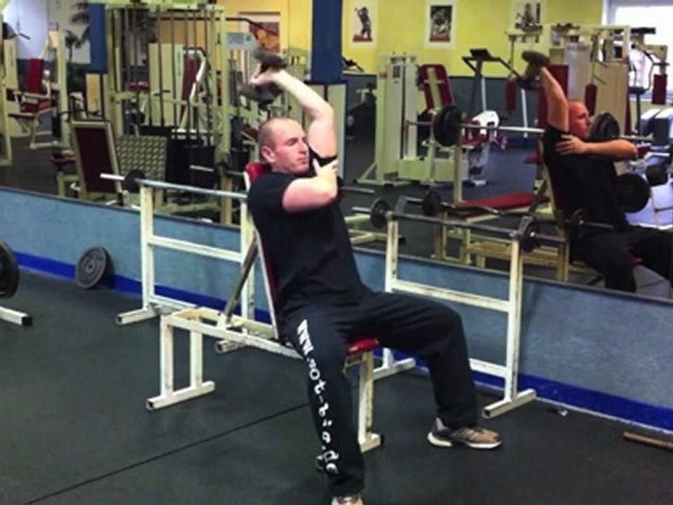 Muskelübung für mehr Trizeps - Einarmige Trizepsdrücken hinter dem Kopf