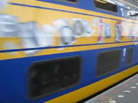 gare amsterdam 13 arrivée 2 trains de banlieue