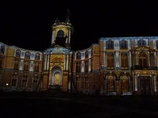 LE PETIT GEANT REVIENT SUR LA FACADE DE LA MAIRIE ILLUMINE A RENNES  2011