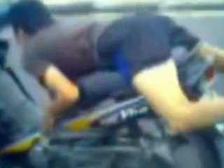 Dung ,mua tren xe dang chay