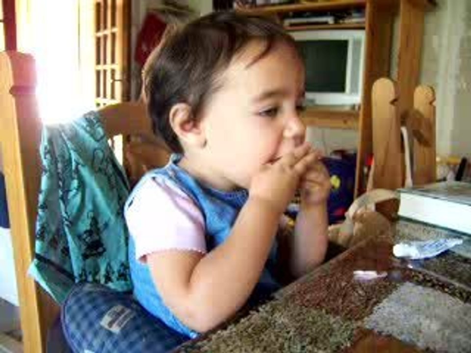 Lou mange le jambon