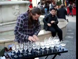 Παίζοντας μουσική με ποτήρια