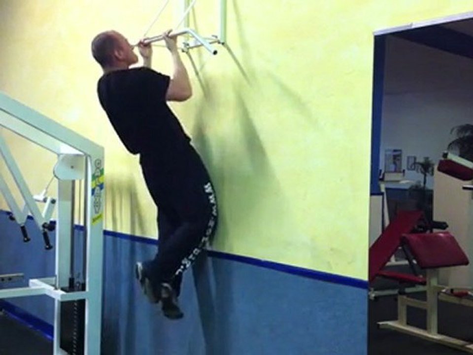 Muskelübung für den Rücken - Klimmzüge (Untergriff)