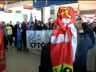 Скачать видео: Grève dans les aéroports reconduite : aucun vol annulé