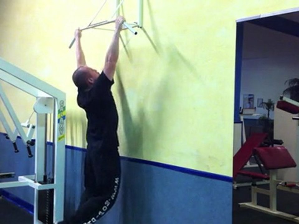 Muskelübung für den Rücken - Klimmzüge zur Brust