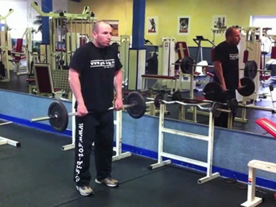 Muskelübung für den Nacken - Schulterheben mit der Langhantel (vor dem Körper)