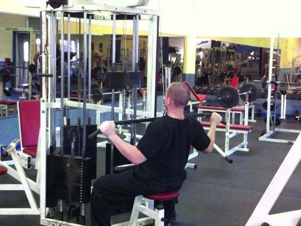 Muskelübung für den Rücken - Latziehen zur Brust