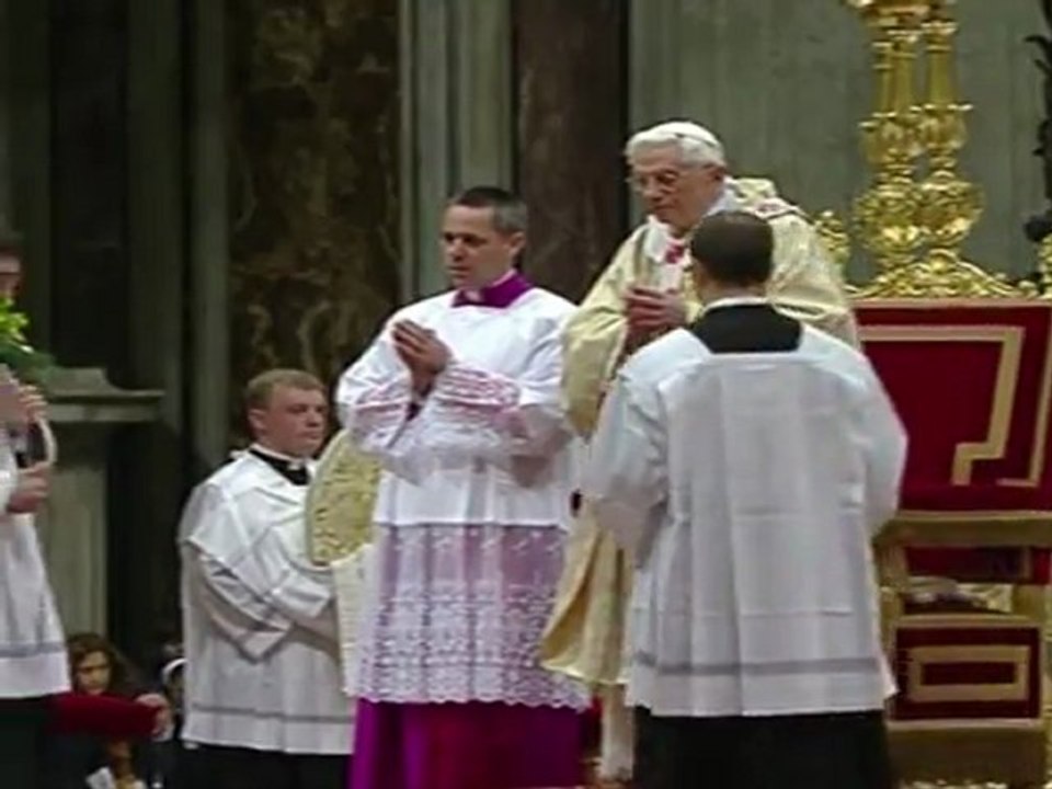 Pope calls for humility beyond Christmas 'glitter'