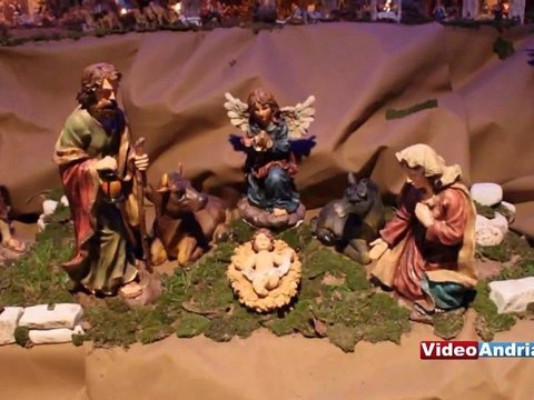 Deposizione di Gesù Bambino nel presepe Andriese