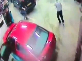 Il met le feu à ses gants en voulant allumer une cigarette