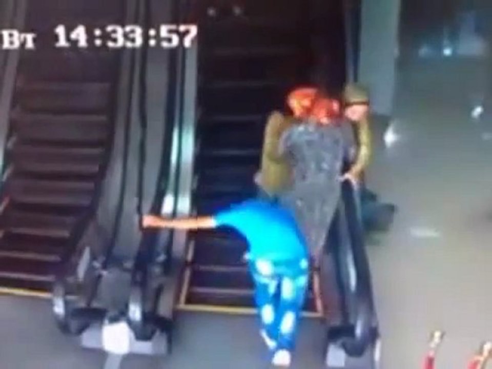 ils utilisent un escalator pour la 1ere fois