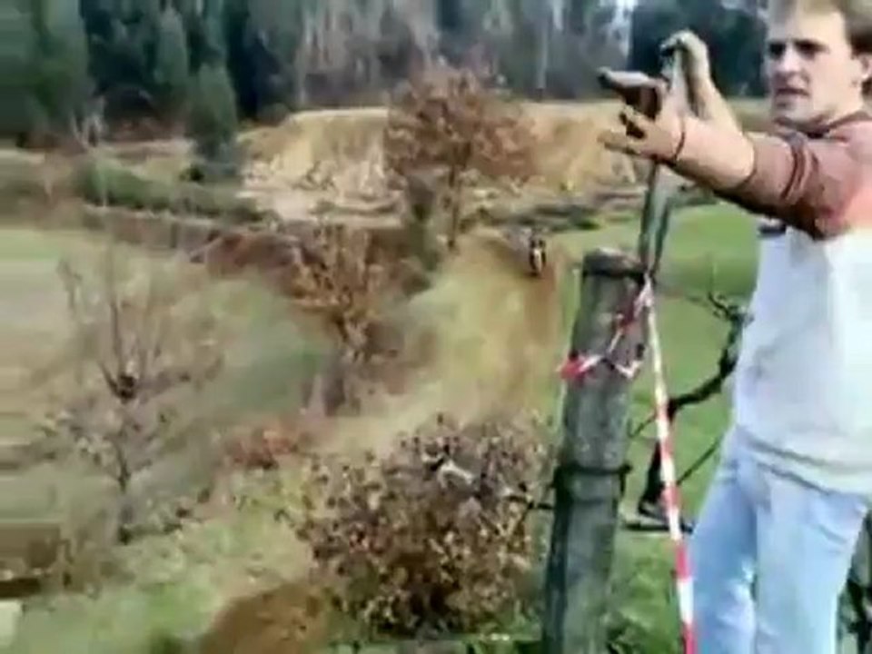 Une moto se casse en 2 lors d'une course