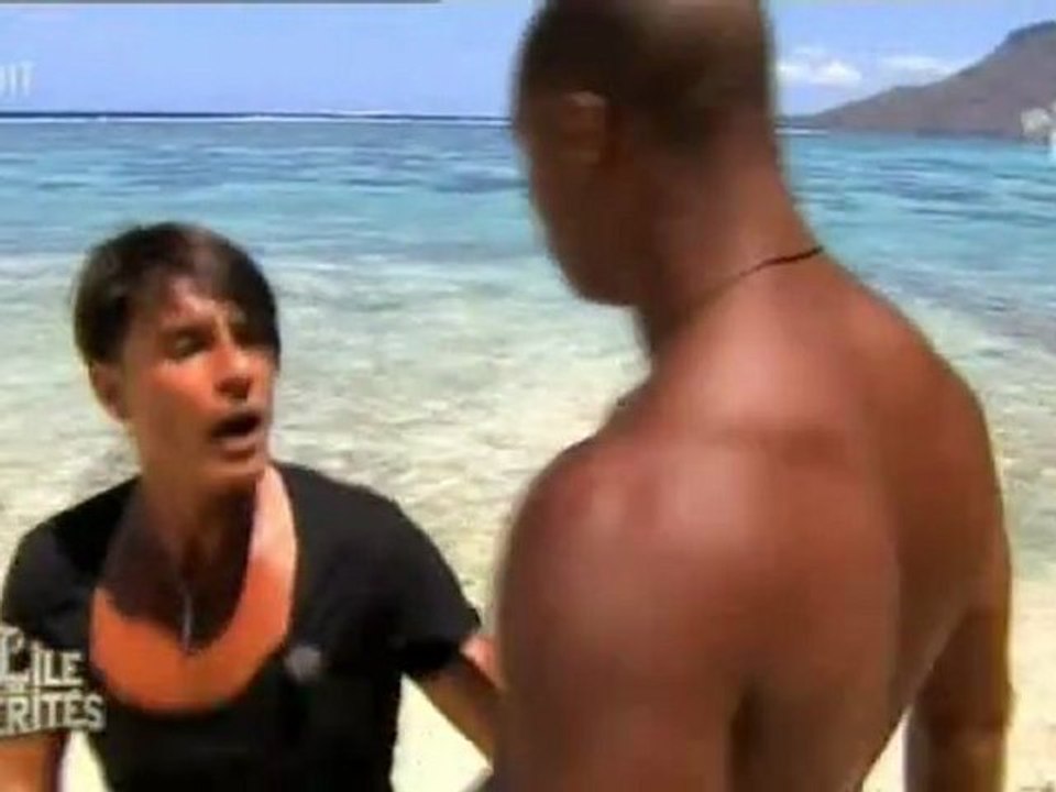 parodie de l'île des vérités (Giuseppe clashé par un gros costaud)