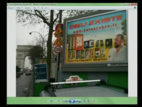 Les panneaux d'affichage de Harun Yahya aux Champs Elysées disant Dieu existe