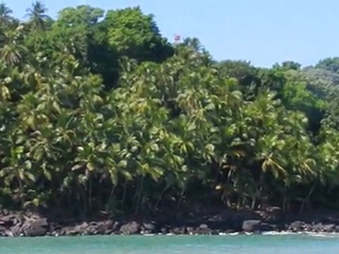 Le tour complet des îles du Salut en catamaran