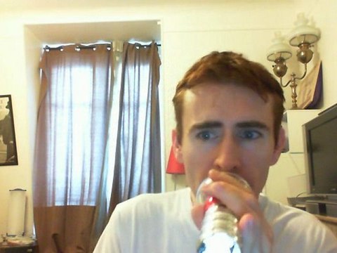 Wiwi égratigne imagine d'Hélène Rollès