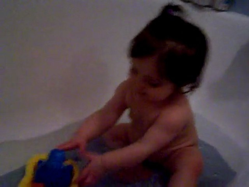 un hippo qui fait du pédalo c'est rigolo