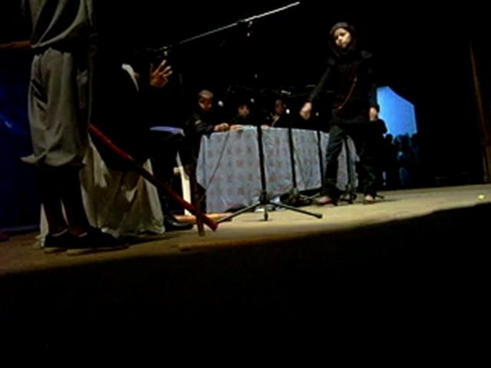 تلاميذ مدرسة رقادة بالعرائش في مسرحية: العلم ينتصر